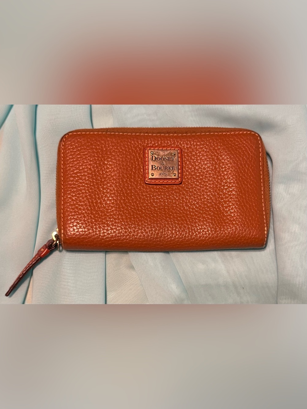 Dooney & Bourke Leather Clutch Wallet zip around - Camel Brown pebble grain